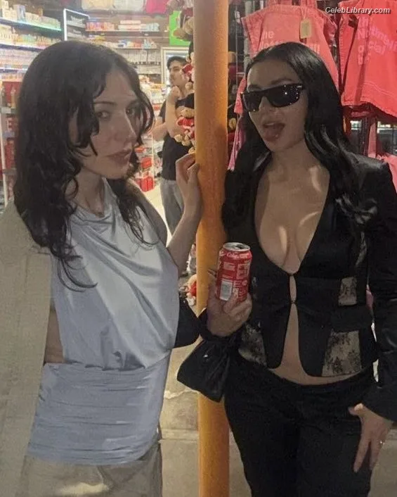 Charli XCX photo 6 of 2701