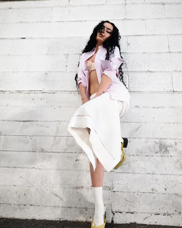 Charli XCX photo 20 of 2701