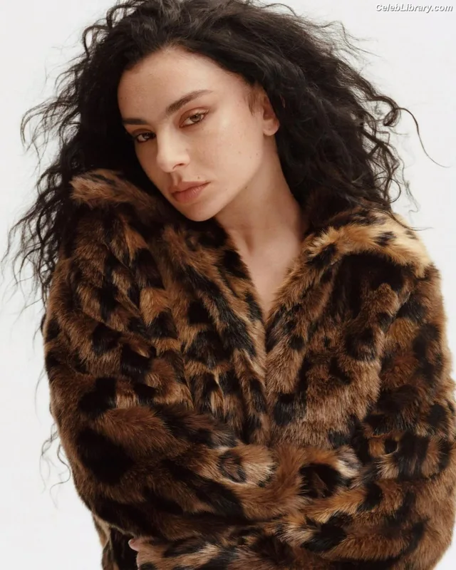 Charli XCX photo 24 of 2701