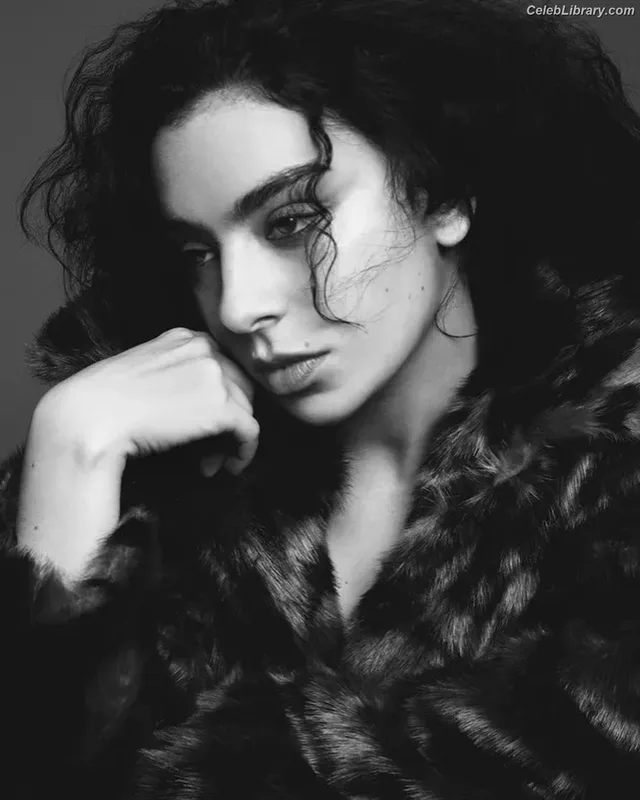 Charli XCX photo 1 of 2701