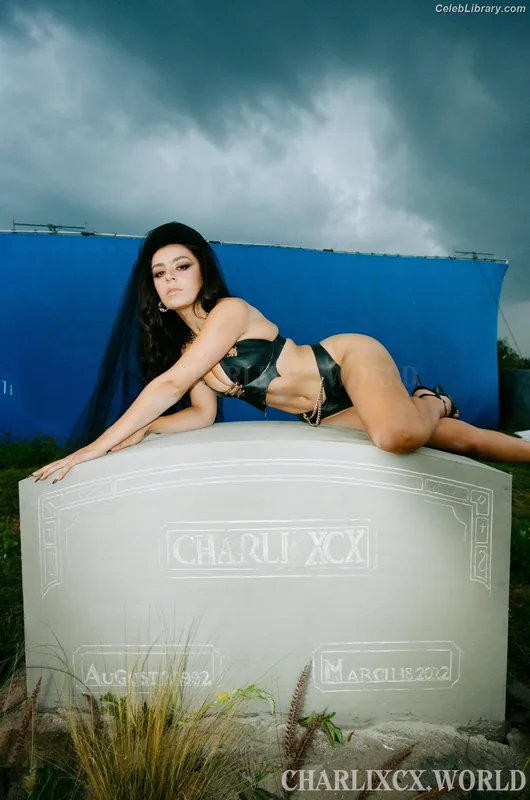 Charli XCX photo 5 of 2701