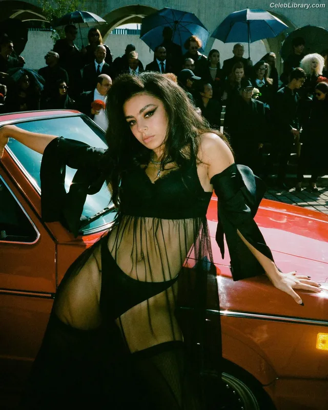 Charli XCX photo 8 of 2701