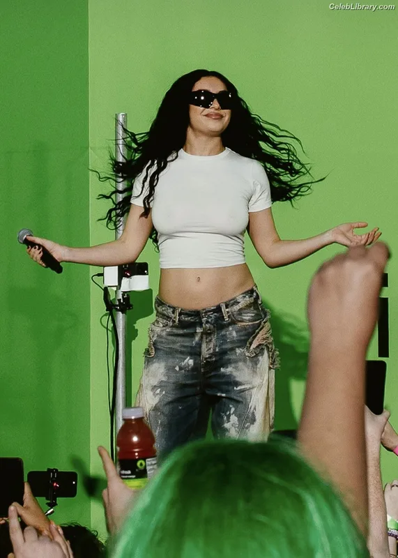 Charli XCX photo 22 of 2701