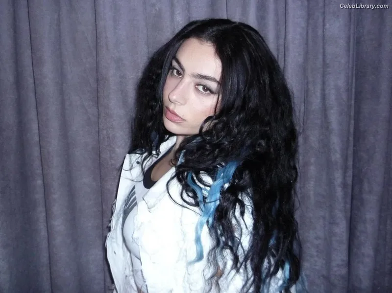 Charli XCX photo 24 of 2701