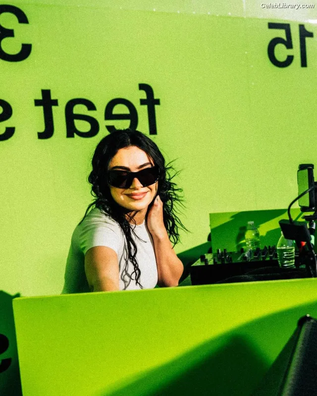 Charli XCX photo 6 of 2701