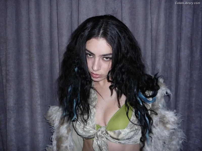 Charli XCX photo 7 of 2701