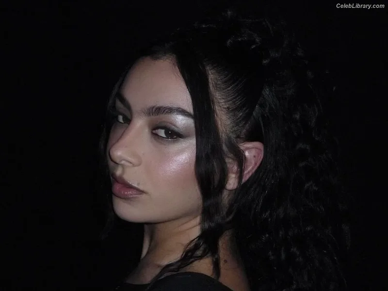 Charli XCX photo 19 of 2701