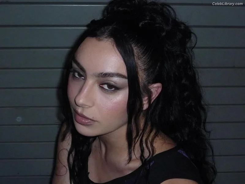 Charli XCX photo 20 of 2701