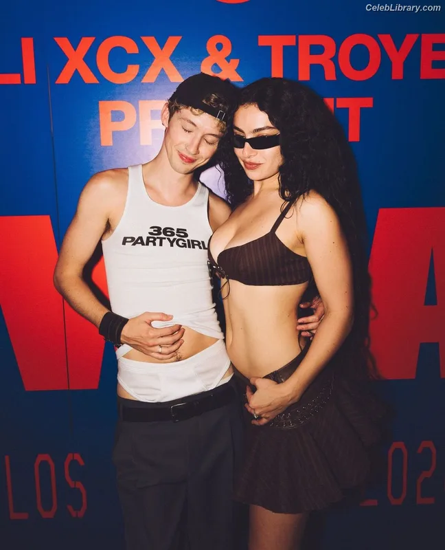 Charli XCX photo 24 of 2701