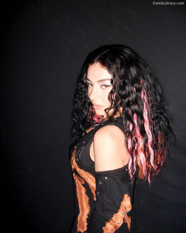 Charli XCX photo 9 of 2701