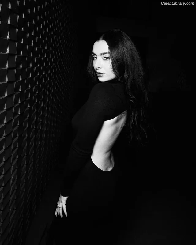 Charli XCX photo 19 of 2701