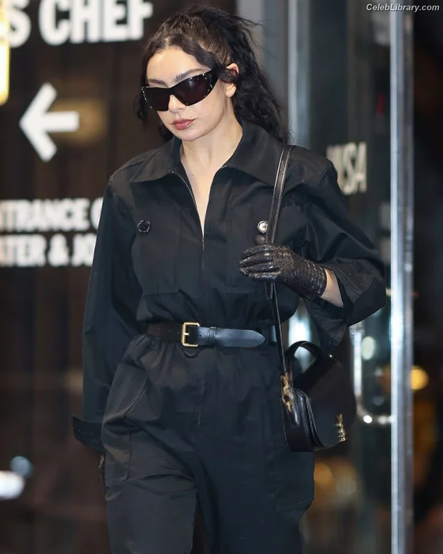 Charli XCX photo 1 of 2701