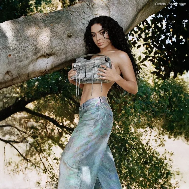 Charli XCX photo 6 of 2701