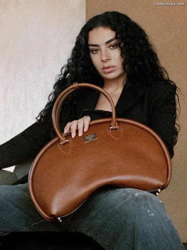 Charli XCX photo 8 of 2701