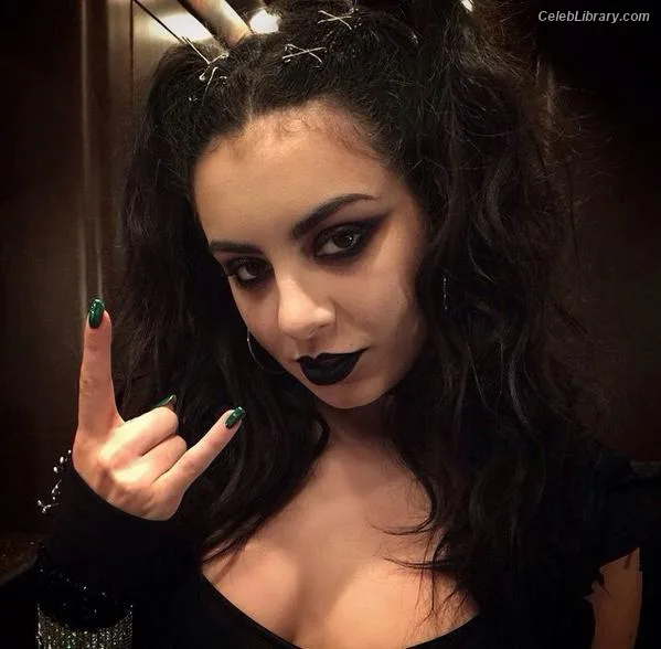 Charli XCX photo 17 of 2701