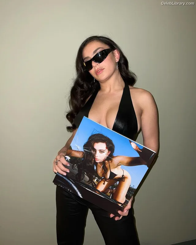 Charli XCX photo 2 of 2701