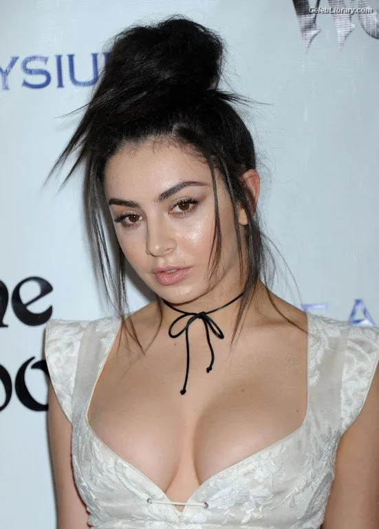Charli XCX photo 8 of 2701