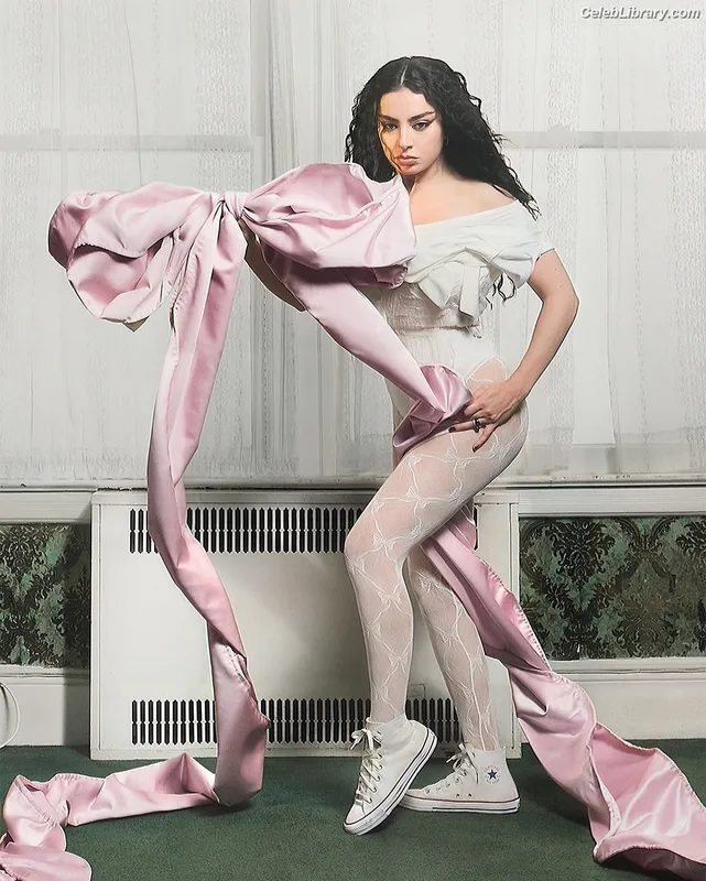 Charli XCX photo 11 of 2701