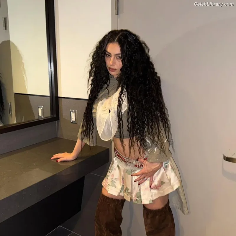 Charli XCX photo 18 of 2701