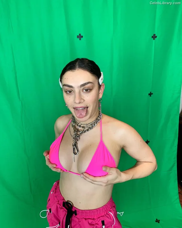 Charli XCX photo 3 of 2701