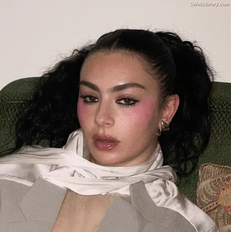 Charli XCX photo 7 of 2701