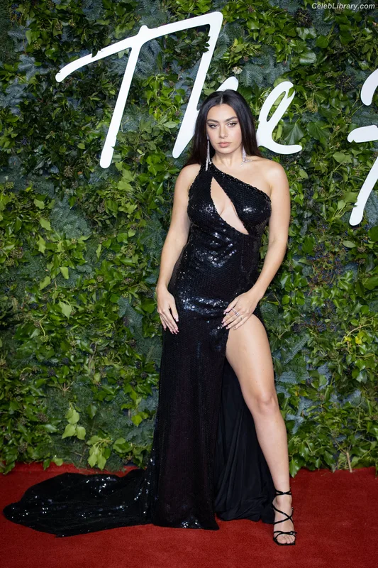 Charli XCX photo 19 of 2701