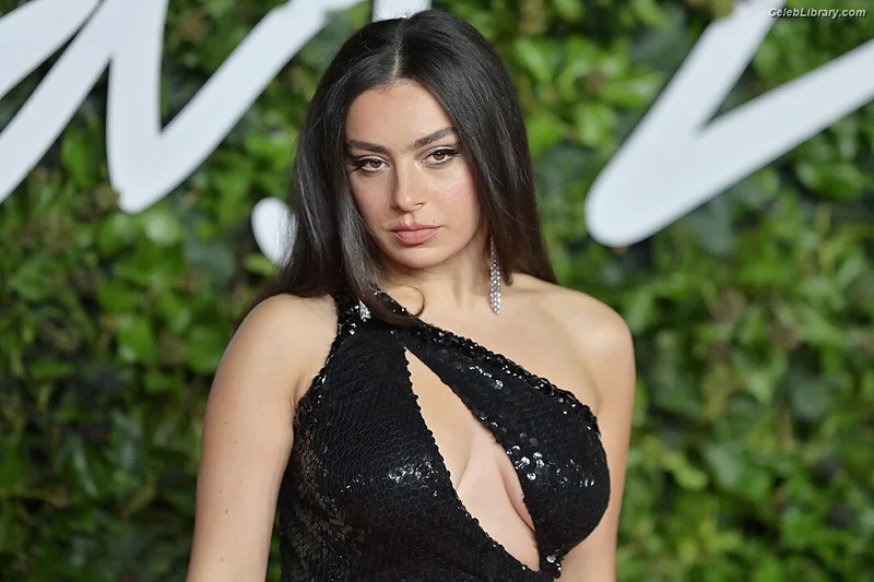 Charli XCX photo 2 of 2701
