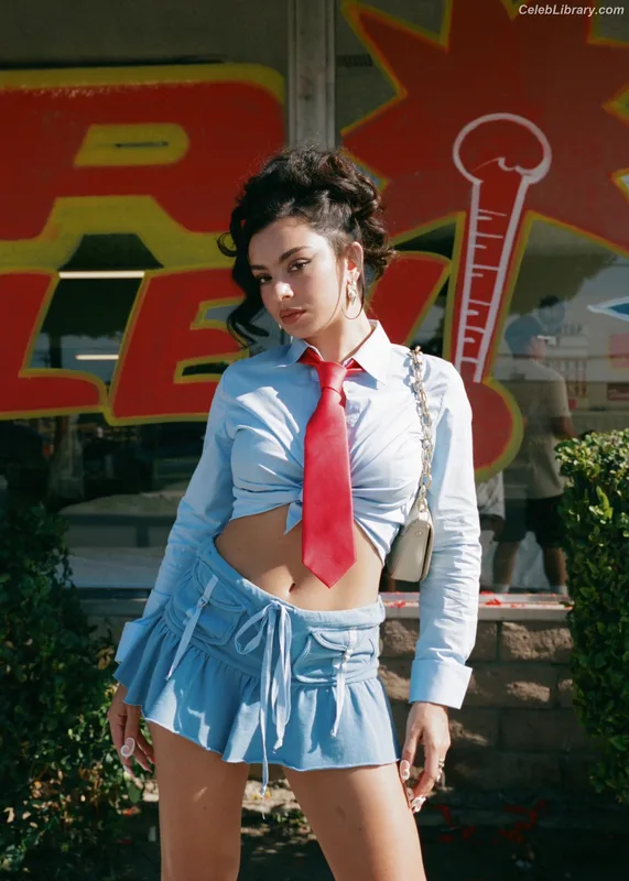 Charli XCX photo 23 of 2701