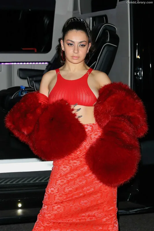 Charli XCX photo 10 of 2701
