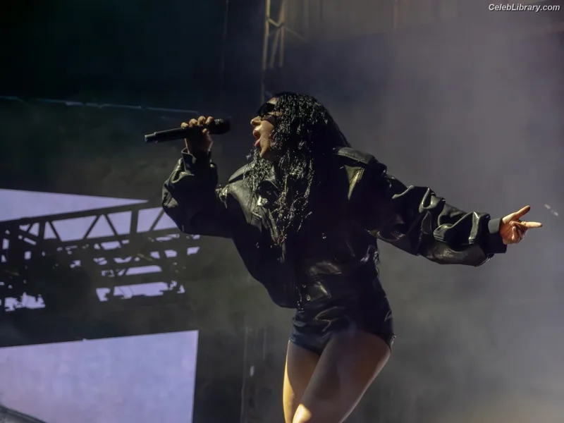 Charli XCX photo 2 of 2701
