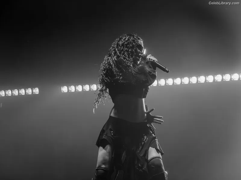 Charli XCX photo 3 of 2701