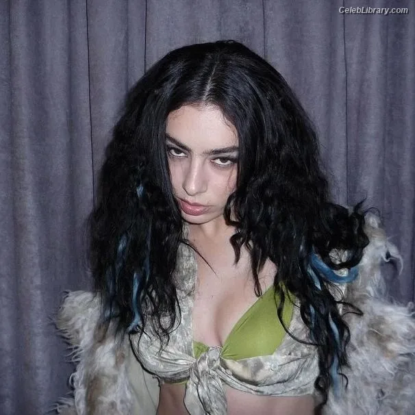 Charli XCX photo 24 of 2701