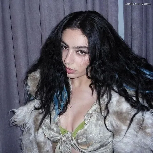 Charli XCX photo 1 of 2701