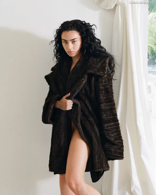 Charli XCX photo 5 of 2701