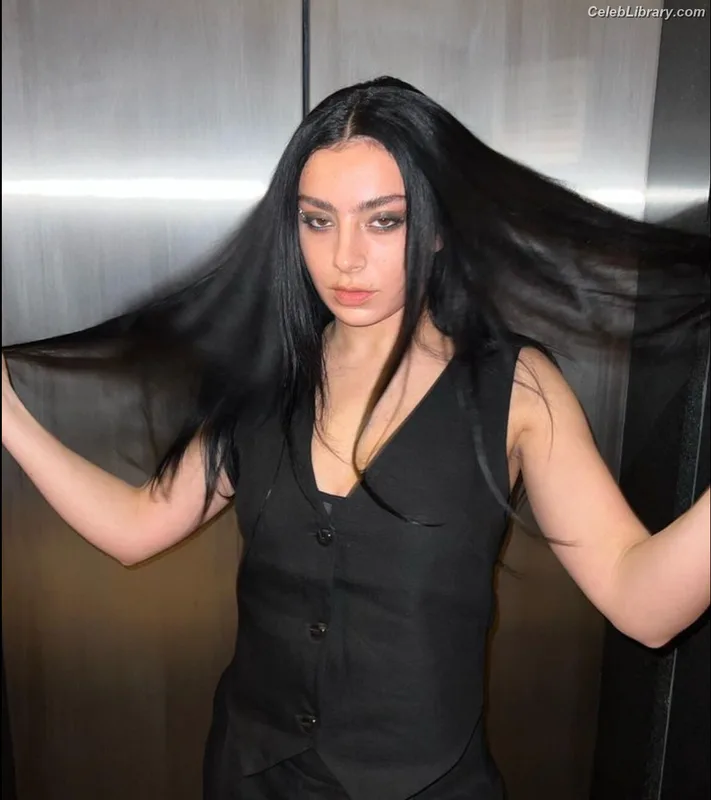 Charli XCX photo 19 of 2701