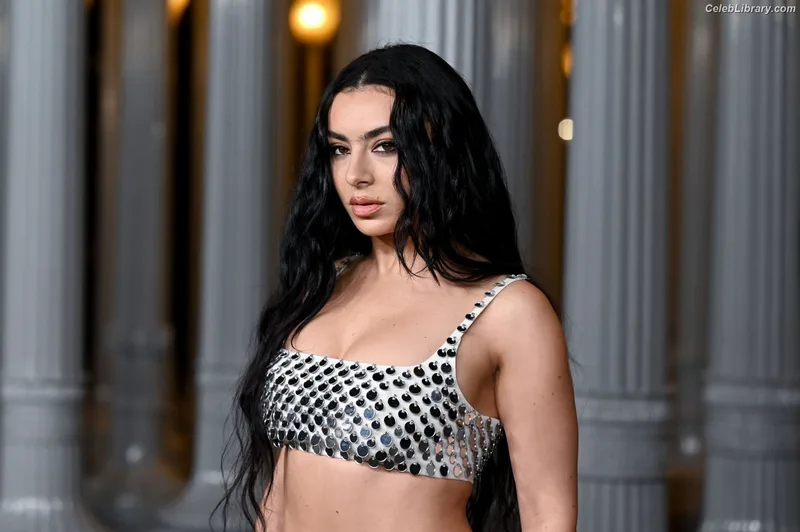 Charli XCX photo 2 of 2701