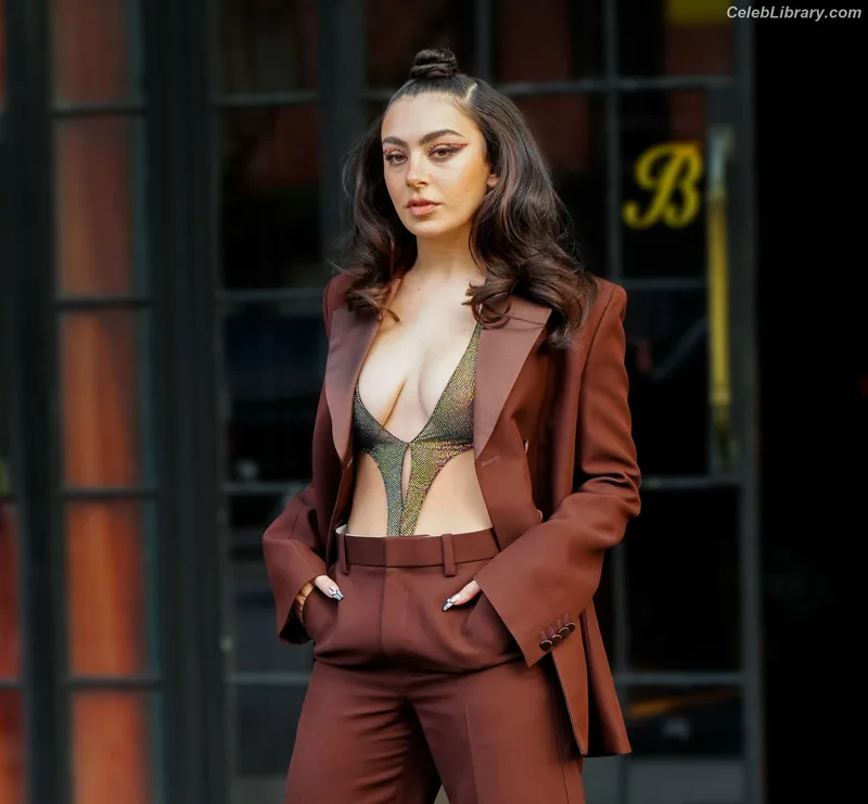 Charli XCX photo 7 of 2701
