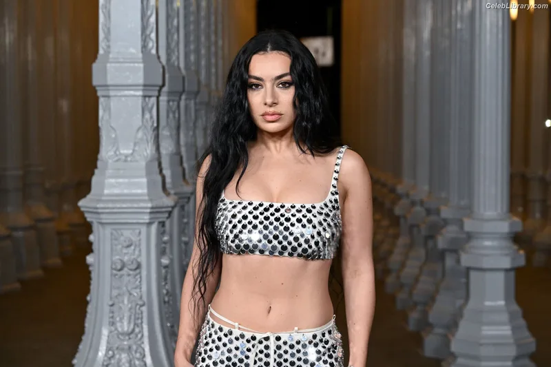 Charli XCX photo 17 of 2701