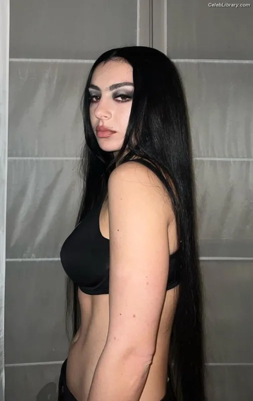 Charli XCX photo 20 of 2701