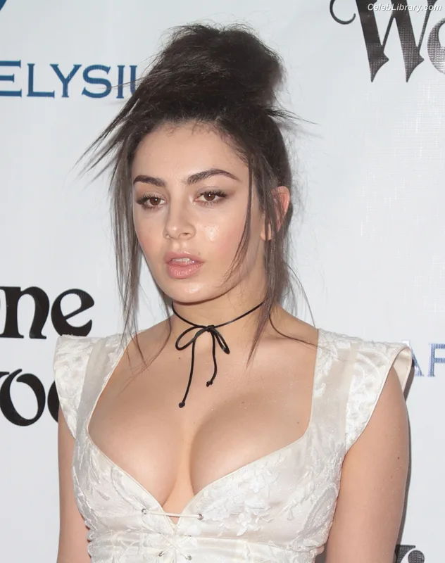 Charli XCX photo 23 of 2701