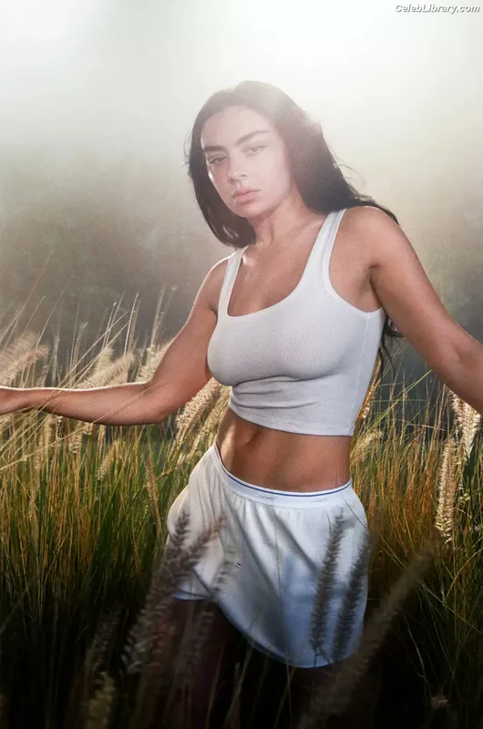 Charli XCX photo 6 of 2701