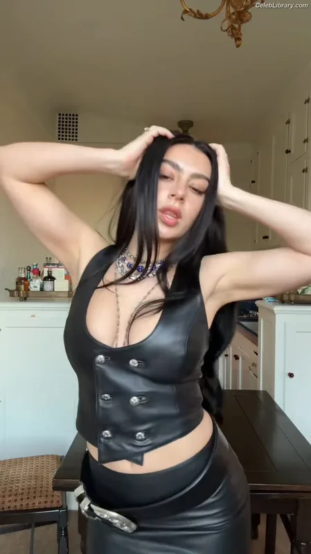 Charli XCX photo 21 of 2701