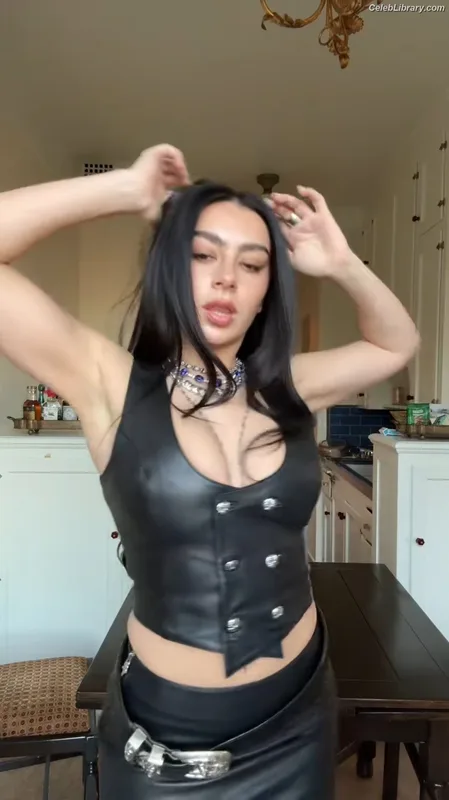 Charli XCX photo 23 of 2701