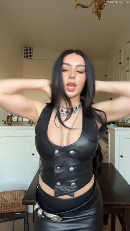 Charli XCX photo 24 of 2701