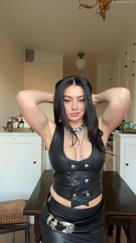 Charli XCX photo 1 of 2701