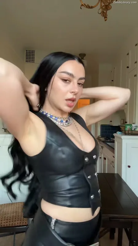 Charli XCX photo 3 of 2701