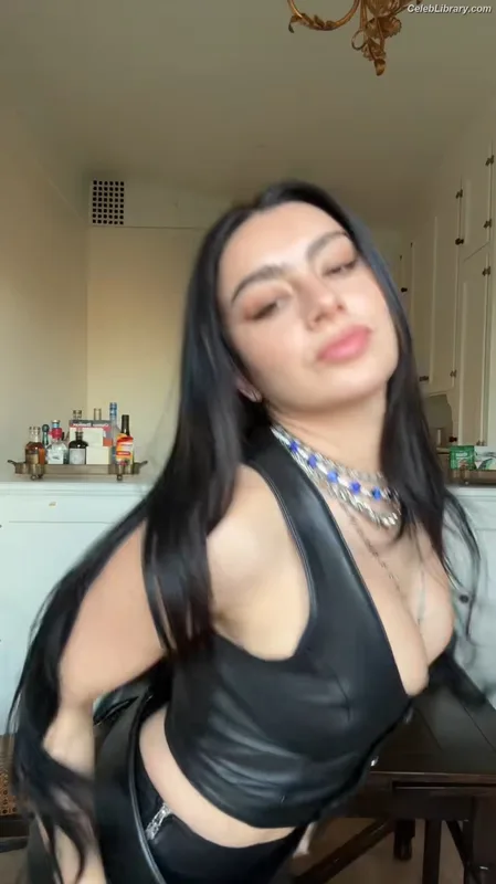 Charli XCX photo 5 of 2701
