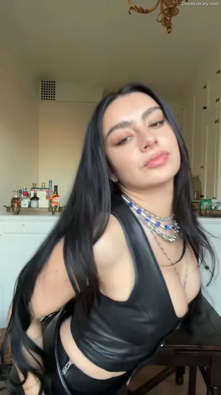 Charli XCX photo 6 of 2701