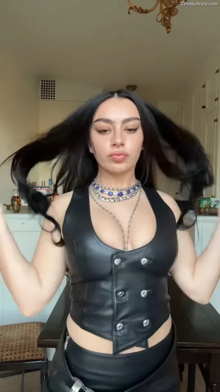 Charli XCX photo 7 of 2701