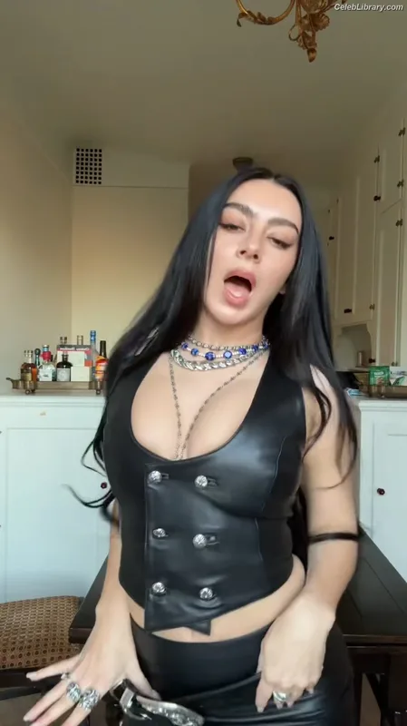 Charli XCX photo 9 of 2701